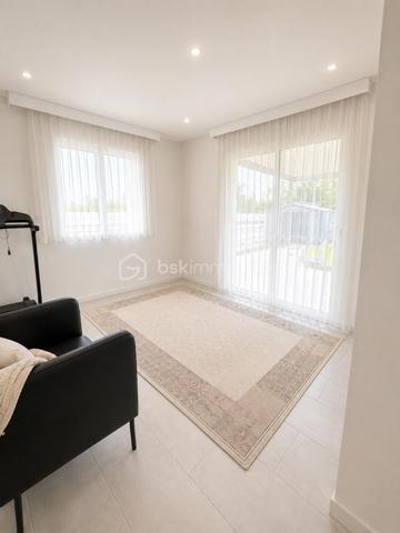 À découvrir sur la commune de Malintrat, cette agréable maison de plain-pied construite en 2018, implantée sur un terrain clos de 681 m².

Elle se compose d’une belle pièce de vie lumineuse de 30 m², ainsi que d’une cuisine indépendante, aménagée et entièrement équipée de 20 m². Un cellier de 8 m² complète cet espace et offre un rangement supplémentaire très appréciable.

L’espace nuit, desservi par un vaste couloir, comprend quatre belles chambres de 12 à 15 m², idéales pour accueillir toute la famille. 
Vous profiterez également d’une salle d’eau équipée d’une douche et d’une double vasque, d’une salle de bains indépendante avec espace buanderie, ainsi que de deux WC séparés.

Côté annexes, la maison dispose d’un double garage de 40 m² avec porte motorisée. 
Le portail et le portillon sont également motorisés, apportant un confort d’utilisation au quotidien.

À l’extérieur, une pergola vous permettra de profiter pleinement des beaux jours, tandis qu’un abri de jardin offre un espace de stockage complémentaire.

Pour votre confort, le bien est équipé d’une pompe à chaleur ainsi que d’une climatisation, garantissant une température agréable en toute saison. Grâce à ses équipements performants et à sa construction récente, cette maison bénéficie également d’une consommation électrique particulièrement économe.
Des prestations de qualité viennent compléter cette maison rare sur le secteur, idéale pour une famille en quête de confort, de fonctionnalité et d’élégance.

Une visite s’impose !
