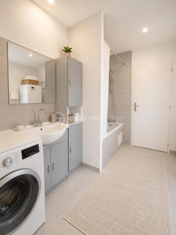 À découvrir sur la commune de Malintrat, cette agréable maison de plain-pied construite en 2018, implantée sur un terrain clos de 681 m².

Elle se compose d’une belle pièce de vie lumineuse de 30 m², ainsi que d’une cuisine indépendante, aménagée et entièrement équipée de 20 m². Un cellier de 8 m² complète cet espace et offre un rangement supplémentaire très appréciable.

L’espace nuit, desservi par un vaste couloir, comprend quatre belles chambres de 12 à 15 m², idéales pour accueillir toute la famille. 
Vous profiterez également d’une salle d’eau équipée d’une douche et d’une double vasque, d’une salle de bains indépendante avec espace buanderie, ainsi que de deux WC séparés.

Côté annexes, la maison dispose d’un double garage de 40 m² avec porte motorisée. 
Le portail et le portillon sont également motorisés, apportant un confort d’utilisation au quotidien.

À l’extérieur, une pergola vous permettra de profiter pleinement des beaux jours, tandis qu’un abri de jardin offre un espace de stockage complémentaire.

Pour votre confort, le bien est équipé d’une pompe à chaleur ainsi que d’une climatisation, garantissant une température agréable en toute saison. Grâce à ses équipements performants et à sa construction récente, cette maison bénéficie également d’une consommation électrique particulièrement économe.
Des prestations de qualité viennent compléter cette maison rare sur le secteur, idéale pour une famille en quête de confort, de fonctionnalité et d’élégance.

Une visite s’impose !