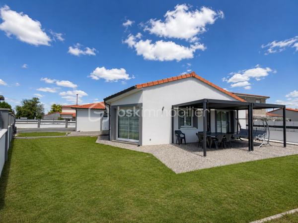 À découvrir sur la commune de Malintrat, cette agréable maison de plain-pied construite en 2018, implantée sur un terrain clos de 681 m².

Elle se compose d’une belle pièce de vie lumineuse de 30 m², ainsi que d’une cuisine indépendante, aménagée et entièrement équipée de 20 m². Un cellier de 8 m² complète cet espace et offre un rangement supplémentaire très appréciable.

L’espace nuit, desservi par un vaste couloir, comprend quatre belles chambres de 12 à 15 m², idéales pour accueillir toute la famille. 
Vous profiterez également d’une salle d’eau équipée d’une douche et d’une double vasque, d’une salle de bains indépendante avec espace buanderie, ainsi que de deux WC séparés.

Côté annexes, la maison dispose d’un double garage de 40 m² avec porte motorisée. 
Le portail et le portillon sont également motorisés, apportant un confort d’utilisation au quotidien.

À l’extérieur, une pergola vous permettra de profiter pleinement des beaux jours, tandis qu’un abri de jardin offre un espace de stockage complémentaire.

Pour votre confort, le bien est équipé d’une pompe à chaleur ainsi que d’une climatisation, garantissant une température agréable en toute saison. Grâce à ses équipements performants et à sa construction récente, cette maison bénéficie également d’une consommation électrique particulièrement économe.
Des prestations de qualité viennent compléter cette maison rare sur le secteur, idéale pour une famille en quête de confort, de fonctionnalité et d’élégance.

Une visite s’impose !