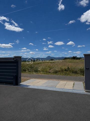À découvrir sur la commune de Malintrat, cette agréable maison de plain-pied construite en 2018, implantée sur un terrain clos de 681 m².

Elle se compose d’une belle pièce de vie lumineuse de 30 m², ainsi que d’une cuisine indépendante, aménagée et entièrement équipée de 20 m². Un cellier de 8 m² complète cet espace et offre un rangement supplémentaire très appréciable.

L’espace nuit, desservi par un vaste couloir, comprend quatre belles chambres de 12 à 15 m², idéales pour accueillir toute la famille. 
Vous profiterez également d’une salle d’eau équipée d’une douche et d’une double vasque, d’une salle de bains indépendante avec espace buanderie, ainsi que de deux WC séparés.

Côté annexes, la maison dispose d’un double garage de 40 m² avec porte motorisée. 
Le portail et le portillon sont également motorisés, apportant un confort d’utilisation au quotidien.

À l’extérieur, une pergola vous permettra de profiter pleinement des beaux jours, tandis qu’un abri de jardin offre un espace de stockage complémentaire.

Pour votre confort, le bien est équipé d’une pompe à chaleur ainsi que d’une climatisation, garantissant une température agréable en toute saison. Grâce à ses équipements performants et à sa construction récente, cette maison bénéficie également d’une consommation électrique particulièrement économe.
Des prestations de qualité viennent compléter cette maison rare sur le secteur, idéale pour une famille en quête de confort, de fonctionnalité et d’élégance.

Une visite s’impose !