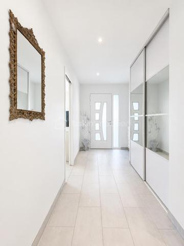 À découvrir sur la commune de Malintrat, cette agréable maison de plain-pied construite en 2018, implantée sur un terrain clos de 681 m².

Elle se compose d’une belle pièce de vie lumineuse de 30 m², ainsi que d’une cuisine indépendante, aménagée et entièrement équipée de 20 m². Un cellier de 8 m² complète cet espace et offre un rangement supplémentaire très appréciable.

L’espace nuit, desservi par un vaste couloir, comprend quatre belles chambres de 12 à 15 m², idéales pour accueillir toute la famille. 
Vous profiterez également d’une salle d’eau équipée d’une douche et d’une double vasque, d’une salle de bains indépendante avec espace buanderie, ainsi que de deux WC séparés.

Côté annexes, la maison dispose d’un double garage de 40 m² avec porte motorisée. 
Le portail et le portillon sont également motorisés, apportant un confort d’utilisation au quotidien.

À l’extérieur, une pergola vous permettra de profiter pleinement des beaux jours, tandis qu’un abri de jardin offre un espace de stockage complémentaire.

Pour votre confort, le bien est équipé d’une pompe à chaleur ainsi que d’une climatisation, garantissant une température agréable en toute saison. Grâce à ses équipements performants et à sa construction récente, cette maison bénéficie également d’une consommation électrique particulièrement économe.
Des prestations de qualité viennent compléter cette maison rare sur le secteur, idéale pour une famille en quête de confort, de fonctionnalité et d’élégance.

Une visite s’impose !