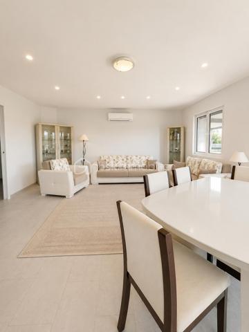 À découvrir sur la commune de Malintrat, cette agréable maison de plain-pied construite en 2018, implantée sur un terrain clos de 681 m².

Elle se compose d’une belle pièce de vie lumineuse de 30 m², ainsi que d’une cuisine indépendante, aménagée et entièrement équipée de 20 m². Un cellier de 8 m² complète cet espace et offre un rangement supplémentaire très appréciable.

L’espace nuit, desservi par un vaste couloir, comprend quatre belles chambres de 12 à 15 m², idéales pour accueillir toute la famille. 
Vous profiterez également d’une salle d’eau équipée d’une douche et d’une double vasque, d’une salle de bains indépendante avec espace buanderie, ainsi que de deux WC séparés.

Côté annexes, la maison dispose d’un double garage de 40 m² avec porte motorisée. 
Le portail et le portillon sont également motorisés, apportant un confort d’utilisation au quotidien.

À l’extérieur, une pergola vous permettra de profiter pleinement des beaux jours, tandis qu’un abri de jardin offre un espace de stockage complémentaire.

Pour votre confort, le bien est équipé d’une pompe à chaleur ainsi que d’une climatisation, garantissant une température agréable en toute saison. Grâce à ses équipements performants et à sa construction récente, cette maison bénéficie également d’une consommation électrique particulièrement économe.
Des prestations de qualité viennent compléter cette maison rare sur le secteur, idéale pour une famille en quête de confort, de fonctionnalité et d’élégance.

Une visite s’impose !