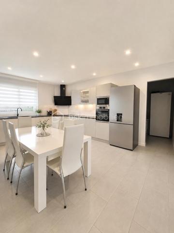 À découvrir sur la commune de Malintrat, cette agréable maison de plain-pied construite en 2018, implantée sur un terrain clos de 681 m².

Elle se compose d’une belle pièce de vie lumineuse de 30 m², ainsi que d’une cuisine indépendante, aménagée et entièrement équipée de 20 m². Un cellier de 8 m² complète cet espace et offre un rangement supplémentaire très appréciable.

L’espace nuit, desservi par un vaste couloir, comprend quatre belles chambres de 12 à 15 m², idéales pour accueillir toute la famille. 
Vous profiterez également d’une salle d’eau équipée d’une douche et d’une double vasque, d’une salle de bains indépendante avec espace buanderie, ainsi que de deux WC séparés.

Côté annexes, la maison dispose d’un double garage de 40 m² avec porte motorisée. 
Le portail et le portillon sont également motorisés, apportant un confort d’utilisation au quotidien.

À l’extérieur, une pergola vous permettra de profiter pleinement des beaux jours, tandis qu’un abri de jardin offre un espace de stockage complémentaire.

Pour votre confort, le bien est équipé d’une pompe à chaleur ainsi que d’une climatisation, garantissant une température agréable en toute saison. Grâce à ses équipements performants et à sa construction récente, cette maison bénéficie également d’une consommation électrique particulièrement économe.
Des prestations de qualité viennent compléter cette maison rare sur le secteur, idéale pour une famille en quête de confort, de fonctionnalité et d’élégance.

Une visite s’impose !