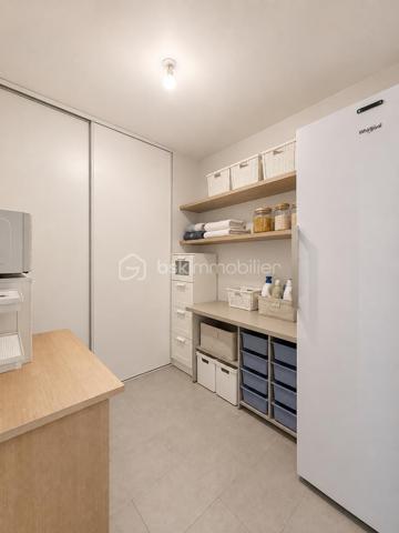 À découvrir sur la commune de Malintrat, cette agréable maison de plain-pied construite en 2018, implantée sur un terrain clos de 681 m².

Elle se compose d’une belle pièce de vie lumineuse de 30 m², ainsi que d’une cuisine indépendante, aménagée et entièrement équipée de 20 m². Un cellier de 8 m² complète cet espace et offre un rangement supplémentaire très appréciable.

L’espace nuit, desservi par un vaste couloir, comprend quatre belles chambres de 12 à 15 m², idéales pour accueillir toute la famille. 
Vous profiterez également d’une salle d’eau équipée d’une douche et d’une double vasque, d’une salle de bains indépendante avec espace buanderie, ainsi que de deux WC séparés.

Côté annexes, la maison dispose d’un double garage de 40 m² avec porte motorisée. 
Le portail et le portillon sont également motorisés, apportant un confort d’utilisation au quotidien.

À l’extérieur, une pergola vous permettra de profiter pleinement des beaux jours, tandis qu’un abri de jardin offre un espace de stockage complémentaire.

Pour votre confort, le bien est équipé d’une pompe à chaleur ainsi que d’une climatisation, garantissant une température agréable en toute saison. Grâce à ses équipements performants et à sa construction récente, cette maison bénéficie également d’une consommation électrique particulièrement économe.
Des prestations de qualité viennent compléter cette maison rare sur le secteur, idéale pour une famille en quête de confort, de fonctionnalité et d’élégance.

Une visite s’impose !