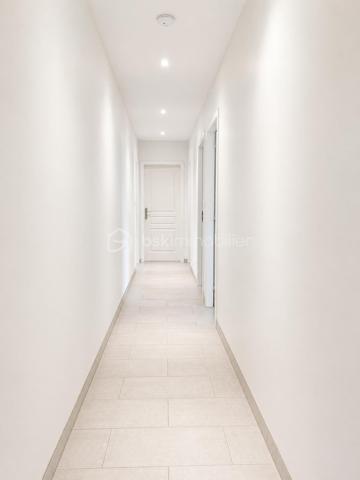 À découvrir sur la commune de Malintrat, cette agréable maison de plain-pied construite en 2018, implantée sur un terrain clos de 681 m².

Elle se compose d’une belle pièce de vie lumineuse de 30 m², ainsi que d’une cuisine indépendante, aménagée et entièrement équipée de 20 m². Un cellier de 8 m² complète cet espace et offre un rangement supplémentaire très appréciable.

L’espace nuit, desservi par un vaste couloir, comprend quatre belles chambres de 12 à 15 m², idéales pour accueillir toute la famille. 
Vous profiterez également d’une salle d’eau équipée d’une douche et d’une double vasque, d’une salle de bains indépendante avec espace buanderie, ainsi que de deux WC séparés.

Côté annexes, la maison dispose d’un double garage de 40 m² avec porte motorisée. 
Le portail et le portillon sont également motorisés, apportant un confort d’utilisation au quotidien.

À l’extérieur, une pergola vous permettra de profiter pleinement des beaux jours, tandis qu’un abri de jardin offre un espace de stockage complémentaire.

Pour votre confort, le bien est équipé d’une pompe à chaleur ainsi que d’une climatisation, garantissant une température agréable en toute saison. Grâce à ses équipements performants et à sa construction récente, cette maison bénéficie également d’une consommation électrique particulièrement économe.
Des prestations de qualité viennent compléter cette maison rare sur le secteur, idéale pour une famille en quête de confort, de fonctionnalité et d’élégance.

Une visite s’impose !