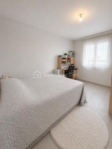 À découvrir sur la commune de Malintrat, cette agréable maison de plain-pied construite en 2018, implantée sur un terrain clos de 681 m².

Elle se compose d’une belle pièce de vie lumineuse de 30 m², ainsi que d’une cuisine indépendante, aménagée et entièrement équipée de 20 m². Un cellier de 8 m² complète cet espace et offre un rangement supplémentaire très appréciable.

L’espace nuit, desservi par un vaste couloir, comprend quatre belles chambres de 12 à 15 m², idéales pour accueillir toute la famille. 
Vous profiterez également d’une salle d’eau équipée d’une douche et d’une double vasque, d’une salle de bains indépendante avec espace buanderie, ainsi que de deux WC séparés.

Côté annexes, la maison dispose d’un double garage de 40 m² avec porte motorisée. 
Le portail et le portillon sont également motorisés, apportant un confort d’utilisation au quotidien.

À l’extérieur, une pergola vous permettra de profiter pleinement des beaux jours, tandis qu’un abri de jardin offre un espace de stockage complémentaire.

Pour votre confort, le bien est équipé d’une pompe à chaleur ainsi que d’une climatisation, garantissant une température agréable en toute saison. Grâce à ses équipements performants et à sa construction récente, cette maison bénéficie également d’une consommation électrique particulièrement économe.
Des prestations de qualité viennent compléter cette maison rare sur le secteur, idéale pour une famille en quête de confort, de fonctionnalité et d’élégance.

Une visite s’impose !