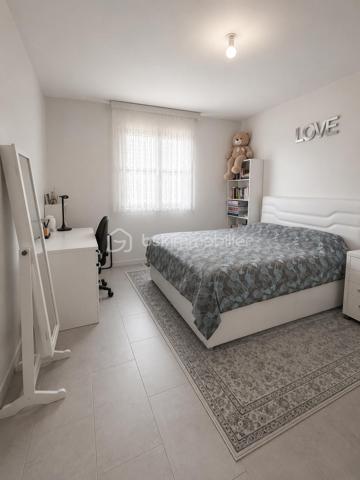 À découvrir sur la commune de Malintrat, cette agréable maison de plain-pied construite en 2018, implantée sur un terrain clos de 681 m².

Elle se compose d’une belle pièce de vie lumineuse de 30 m², ainsi que d’une cuisine indépendante, aménagée et entièrement équipée de 20 m². Un cellier de 8 m² complète cet espace et offre un rangement supplémentaire très appréciable.

L’espace nuit, desservi par un vaste couloir, comprend quatre belles chambres de 12 à 15 m², idéales pour accueillir toute la famille. 
Vous profiterez également d’une salle d’eau équipée d’une douche et d’une double vasque, d’une salle de bains indépendante avec espace buanderie, ainsi que de deux WC séparés.

Côté annexes, la maison dispose d’un double garage de 40 m² avec porte motorisée. 
Le portail et le portillon sont également motorisés, apportant un confort d’utilisation au quotidien.

À l’extérieur, une pergola vous permettra de profiter pleinement des beaux jours, tandis qu’un abri de jardin offre un espace de stockage complémentaire.

Pour votre confort, le bien est équipé d’une pompe à chaleur ainsi que d’une climatisation, garantissant une température agréable en toute saison. Grâce à ses équipements performants et à sa construction récente, cette maison bénéficie également d’une consommation électrique particulièrement économe.
Des prestations de qualité viennent compléter cette maison rare sur le secteur, idéale pour une famille en quête de confort, de fonctionnalité et d’élégance.

Une visite s’impose !