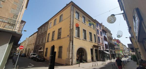 EXCLUSIVITE ! Investissez dans l'histoire ! Un hôtel particulier avec tour classée du XVe siècle, 7 appartements, un local commercial loué et une cour intérieure pleine de charme. Un bien unique à Carcassonne