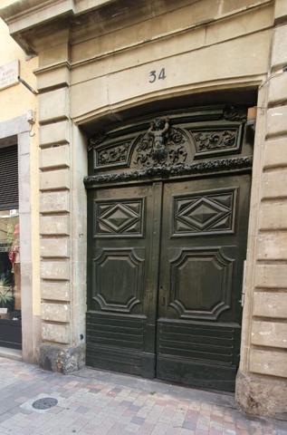 EXCLUSIVITE ! Investissez dans l'histoire ! Un hôtel particulier avec tour classée du XVe siècle, 7 appartements, un local commercial loué et une cour intérieure pleine de charme. Un bien unique à Carcassonne