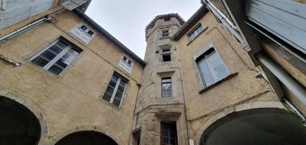EXCLUSIVITE ! Investissez dans l'histoire ! Un hôtel particulier avec tour classée du XVe siècle, 7 appartements, un local commercial loué et une cour intérieure pleine de charme. Un bien unique à Carcassonne