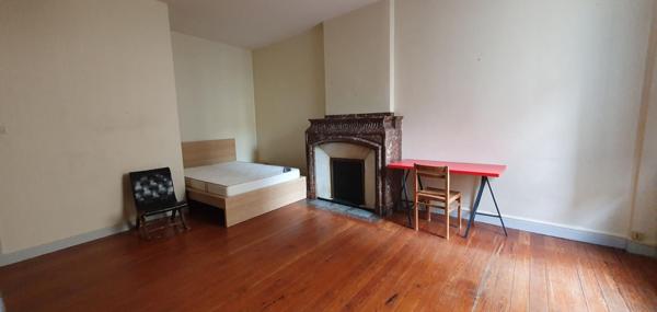 EXCLUSIVITE ! Investissez dans l'histoire ! Un hôtel particulier avec tour classée du XVe siècle, 7 appartements, un local commercial loué et une cour intérieure pleine de charme. Un bien unique à Carcassonne