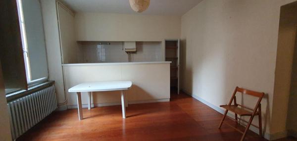EXCLUSIVITE ! Investissez dans l'histoire ! Un hôtel particulier avec tour classée du XVe siècle, 7 appartements, un local commercial loué et une cour intérieure pleine de charme. Un bien unique à Carcassonne