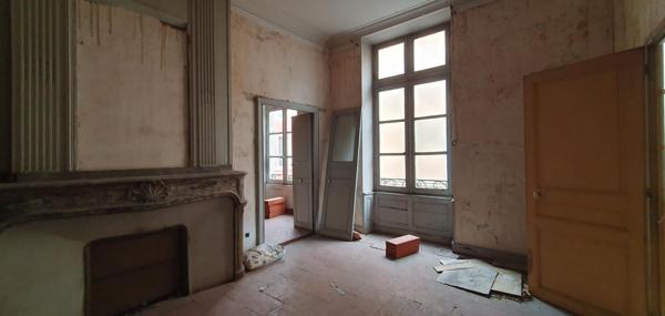 EXCLUSIVITE ! Investissez dans l'histoire ! Un hôtel particulier avec tour classée du XVe siècle, 7 appartements, un local commercial loué et une cour intérieure pleine de charme. Un bien unique à Carcassonne