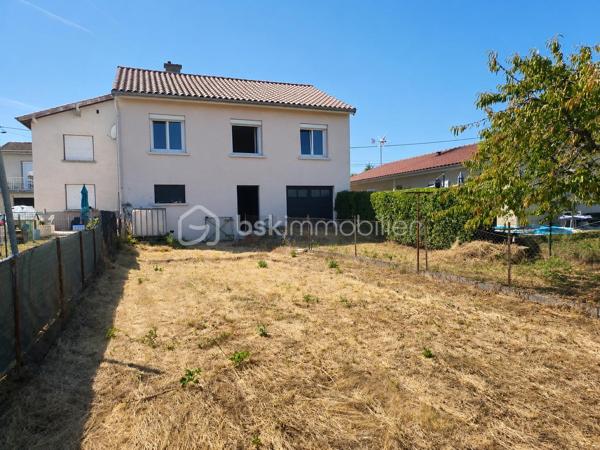 En exclusivité, nous sommes heureuses de vous présenter cette nouvelle opportunité immobilière.
Nous serons ravies de vous accompagner dans la découverte de ce bien et de répondre à toutes vos questions.
📞 Noëmie : 07 65 63 45 43
📞 Mélanie : 06 84 46 86 38

Et si votre futur chez-vous était celui que vous imaginiez entièrement à votre goût ?

Située à Boën-sur-Lignon, cette maison mitoyenne d'un côté, d'environ 102 m² habitables de plain-pied, implantée sur une parcelle de 1 238 m², séduira les acquéreurs en quête d'espace, de potentiel et d'un projet de rénovation leur permettant de créer un intérieur qui leur ressemble.

L'ensemble de la partie habitable est réparti sur un seul niveau, offrant un confort de vie particulièrement appréciable au quotidien.

Dès l'entrée, vous découvrirez une agréable véranda, véritable pièce de transition baignée de lumière, qui dessert une cuisine indépendante, un salon/séjour, deux chambres, une salle de bains et un WC séparé.

Besoin d'une chambre supplémentaire ? La configuration actuelle permet d'envisager facilement la création d'une troisième chambre en réaménageant une partie du séjour.

Autre véritable atout de cette maison : ses combles d'environ 84 m² au sol, dont près de 30 m² habitables peuvent être aménagés. Une belle opportunité pour créer une suite parentale, un bureau, une salle de jeux, un espace dédié au télétravail ou tout simplement agrandir la surface habitable selon vos envies.

En rez-de-chaussée, le sous-sol complet d'environ 100 m² constitue un véritable plus. Garage, atelier, stockage, cave, espace bricolage ou activité artisanale... chacun pourra l'adapter à ses besoins.

À l'extérieur, la parcelle de 1 238 m² offre de belles possibilités pour profiter des beaux jours, créer un potager, aménager un espace détente ou encore laisser les enfants jouer en toute tranquillité.

Côté technique :
✔ Toiture et charpente refaites en 2010 ;
✔ Raccordement au tout-à-l'égout ;
✔ Portail électrique ;
✔ Menuiseries en double vitrage PVC.

Des travaux de rénovation sont à prévoir (isolation, électricité, modernisation de la cuisine et de la salle de bains ainsi qu'un rafraîchissement général), mais ils permettront de révéler tout le potentiel de cette maison et d'en faire un lieu de vie confortable, chaleureux et entièrement à votre image.

Cette maison s'adresse aussi bien à un jeune couple, une famille, un artisan ou toute personne souhaitant investir dans un bien offrant de nombreuses possibilités d'évolution.

Si vous recherchez une maison à personnaliser plutôt qu'une maison standard, celle-ci mérite toute votre attention. Venez la découvrir et laissez parler votre imagination !