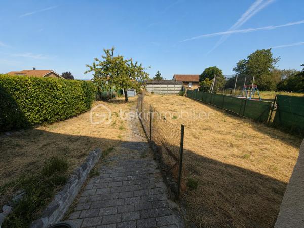 En exclusivité, nous sommes heureuses de vous présenter cette nouvelle opportunité immobilière.
Nous serons ravies de vous accompagner dans la découverte de ce bien et de répondre à toutes vos questions.
📞 Noëmie : 07 65 63 45 43
📞 Mélanie : 06 84 46 86 38

Et si votre futur chez-vous était celui que vous imaginiez entièrement à votre goût ?

Située à Boën-sur-Lignon, cette maison mitoyenne d'un côté, d'environ 102 m² habitables de plain-pied, implantée sur une parcelle de 1 238 m², séduira les acquéreurs en quête d'espace, de potentiel et d'un projet de rénovation leur permettant de créer un intérieur qui leur ressemble.

L'ensemble de la partie habitable est réparti sur un seul niveau, offrant un confort de vie particulièrement appréciable au quotidien.

Dès l'entrée, vous découvrirez une agréable véranda, véritable pièce de transition baignée de lumière, qui dessert une cuisine indépendante, un salon/séjour, deux chambres, une salle de bains et un WC séparé.

Besoin d'une chambre supplémentaire ? La configuration actuelle permet d'envisager facilement la création d'une troisième chambre en réaménageant une partie du séjour.

Autre véritable atout de cette maison : ses combles d'environ 84 m² au sol, dont près de 30 m² habitables peuvent être aménagés. Une belle opportunité pour créer une suite parentale, un bureau, une salle de jeux, un espace dédié au télétravail ou tout simplement agrandir la surface habitable selon vos envies.

En rez-de-chaussée, le sous-sol complet d'environ 100 m² constitue un véritable plus. Garage, atelier, stockage, cave, espace bricolage ou activité artisanale... chacun pourra l'adapter à ses besoins.

À l'extérieur, la parcelle de 1 238 m² offre de belles possibilités pour profiter des beaux jours, créer un potager, aménager un espace détente ou encore laisser les enfants jouer en toute tranquillité.

Côté technique :
✔ Toiture et charpente refaites en 2010 ;
✔ Raccordement au tout-à-l'égout ;
✔ Portail électrique ;
✔ Menuiseries en double vitrage PVC.

Des travaux de rénovation sont à prévoir (isolation, électricité, modernisation de la cuisine et de la salle de bains ainsi qu'un rafraîchissement général), mais ils permettront de révéler tout le potentiel de cette maison et d'en faire un lieu de vie confortable, chaleureux et entièrement à votre image.

Cette maison s'adresse aussi bien à un jeune couple, une famille, un artisan ou toute personne souhaitant investir dans un bien offrant de nombreuses possibilités d'évolution.

Si vous recherchez une maison à personnaliser plutôt qu'une maison standard, celle-ci mérite toute votre attention. Venez la découvrir et laissez parler votre imagination !