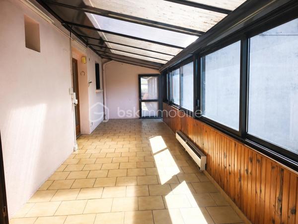 En exclusivité, nous sommes heureuses de vous présenter cette nouvelle opportunité immobilière.
Nous serons ravies de vous accompagner dans la découverte de ce bien et de répondre à toutes vos questions.
📞 Noëmie : 07 65 63 45 43
📞 Mélanie : 06 84 46 86 38

Et si votre futur chez-vous était celui que vous imaginiez entièrement à votre goût ?

Située à Boën-sur-Lignon, cette maison mitoyenne d'un côté, d'environ 102 m² habitables de plain-pied, implantée sur une parcelle de 1 238 m², séduira les acquéreurs en quête d'espace, de potentiel et d'un projet de rénovation leur permettant de créer un intérieur qui leur ressemble.

L'ensemble de la partie habitable est réparti sur un seul niveau, offrant un confort de vie particulièrement appréciable au quotidien.

Dès l'entrée, vous découvrirez une agréable véranda, véritable pièce de transition baignée de lumière, qui dessert une cuisine indépendante, un salon/séjour, deux chambres, une salle de bains et un WC séparé.

Besoin d'une chambre supplémentaire ? La configuration actuelle permet d'envisager facilement la création d'une troisième chambre en réaménageant une partie du séjour.

Autre véritable atout de cette maison : ses combles d'environ 84 m² au sol, dont près de 30 m² habitables peuvent être aménagés. Une belle opportunité pour créer une suite parentale, un bureau, une salle de jeux, un espace dédié au télétravail ou tout simplement agrandir la surface habitable selon vos envies.

En rez-de-chaussée, le sous-sol complet d'environ 100 m² constitue un véritable plus. Garage, atelier, stockage, cave, espace bricolage ou activité artisanale... chacun pourra l'adapter à ses besoins.

À l'extérieur, la parcelle de 1 238 m² offre de belles possibilités pour profiter des beaux jours, créer un potager, aménager un espace détente ou encore laisser les enfants jouer en toute tranquillité.

Côté technique :
✔ Toiture et charpente refaites en 2010 ;
✔ Raccordement au tout-à-l'égout ;
✔ Portail électrique ;
✔ Menuiseries en double vitrage PVC.

Des travaux de rénovation sont à prévoir (isolation, électricité, modernisation de la cuisine et de la salle de bains ainsi qu'un rafraîchissement général), mais ils permettront de révéler tout le potentiel de cette maison et d'en faire un lieu de vie confortable, chaleureux et entièrement à votre image.

Cette maison s'adresse aussi bien à un jeune couple, une famille, un artisan ou toute personne souhaitant investir dans un bien offrant de nombreuses possibilités d'évolution.

Si vous recherchez une maison à personnaliser plutôt qu'une maison standard, celle-ci mérite toute votre attention. Venez la découvrir et laissez parler votre imagination !