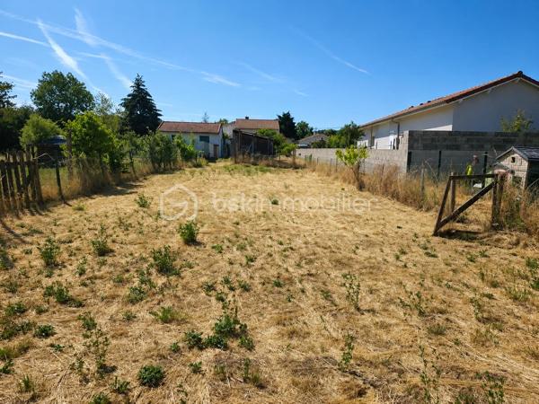En exclusivité, nous sommes heureuses de vous présenter cette nouvelle opportunité immobilière.
Nous serons ravies de vous accompagner dans la découverte de ce bien et de répondre à toutes vos questions.
📞 Noëmie : 07 65 63 45 43
📞 Mélanie : 06 84 46 86 38

Et si votre futur chez-vous était celui que vous imaginiez entièrement à votre goût ?

Située à Boën-sur-Lignon, cette maison mitoyenne d'un côté, d'environ 102 m² habitables de plain-pied, implantée sur une parcelle de 1 238 m², séduira les acquéreurs en quête d'espace, de potentiel et d'un projet de rénovation leur permettant de créer un intérieur qui leur ressemble.

L'ensemble de la partie habitable est réparti sur un seul niveau, offrant un confort de vie particulièrement appréciable au quotidien.

Dès l'entrée, vous découvrirez une agréable véranda, véritable pièce de transition baignée de lumière, qui dessert une cuisine indépendante, un salon/séjour, deux chambres, une salle de bains et un WC séparé.

Besoin d'une chambre supplémentaire ? La configuration actuelle permet d'envisager facilement la création d'une troisième chambre en réaménageant une partie du séjour.

Autre véritable atout de cette maison : ses combles d'environ 84 m² au sol, dont près de 30 m² habitables peuvent être aménagés. Une belle opportunité pour créer une suite parentale, un bureau, une salle de jeux, un espace dédié au télétravail ou tout simplement agrandir la surface habitable selon vos envies.

En rez-de-chaussée, le sous-sol complet d'environ 100 m² constitue un véritable plus. Garage, atelier, stockage, cave, espace bricolage ou activité artisanale... chacun pourra l'adapter à ses besoins.

À l'extérieur, la parcelle de 1 238 m² offre de belles possibilités pour profiter des beaux jours, créer un potager, aménager un espace détente ou encore laisser les enfants jouer en toute tranquillité.

Côté technique :
✔ Toiture et charpente refaites en 2010 ;
✔ Raccordement au tout-à-l'égout ;
✔ Portail électrique ;
✔ Menuiseries en double vitrage PVC.

Des travaux de rénovation sont à prévoir (isolation, électricité, modernisation de la cuisine et de la salle de bains ainsi qu'un rafraîchissement général), mais ils permettront de révéler tout le potentiel de cette maison et d'en faire un lieu de vie confortable, chaleureux et entièrement à votre image.

Cette maison s'adresse aussi bien à un jeune couple, une famille, un artisan ou toute personne souhaitant investir dans un bien offrant de nombreuses possibilités d'évolution.

Si vous recherchez une maison à personnaliser plutôt qu'une maison standard, celle-ci mérite toute votre attention. Venez la découvrir et laissez parler votre imagination !
