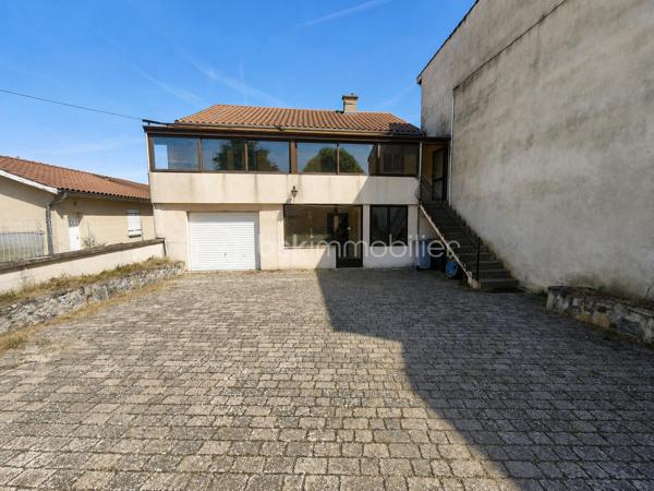 En exclusivité, nous sommes heureuses de vous présenter cette nouvelle opportunité immobilière.
Nous serons ravies de vous accompagner dans la découverte de ce bien et de répondre à toutes vos questions.
📞 Noëmie : 07 65 63 45 43
📞 Mélanie : 06 84 46 86 38

Et si votre futur chez-vous était celui que vous imaginiez entièrement à votre goût ?

Située à Boën-sur-Lignon, cette maison mitoyenne d'un côté, d'environ 102 m² habitables de plain-pied, implantée sur une parcelle de 1 238 m², séduira les acquéreurs en quête d'espace, de potentiel et d'un projet de rénovation leur permettant de créer un intérieur qui leur ressemble.

L'ensemble de la partie habitable est réparti sur un seul niveau, offrant un confort de vie particulièrement appréciable au quotidien.

Dès l'entrée, vous découvrirez une agréable véranda, véritable pièce de transition baignée de lumière, qui dessert une cuisine indépendante, un salon/séjour, deux chambres, une salle de bains et un WC séparé.

Besoin d'une chambre supplémentaire ? La configuration actuelle permet d'envisager facilement la création d'une troisième chambre en réaménageant une partie du séjour.

Autre véritable atout de cette maison : ses combles d'environ 84 m² au sol, dont près de 30 m² habitables peuvent être aménagés. Une belle opportunité pour créer une suite parentale, un bureau, une salle de jeux, un espace dédié au télétravail ou tout simplement agrandir la surface habitable selon vos envies.

En rez-de-chaussée, le sous-sol complet d'environ 100 m² constitue un véritable plus. Garage, atelier, stockage, cave, espace bricolage ou activité artisanale... chacun pourra l'adapter à ses besoins.

À l'extérieur, la parcelle de 1 238 m² offre de belles possibilités pour profiter des beaux jours, créer un potager, aménager un espace détente ou encore laisser les enfants jouer en toute tranquillité.

Côté technique :
✔ Toiture et charpente refaites en 2010 ;
✔ Raccordement au tout-à-l'égout ;
✔ Portail électrique ;
✔ Menuiseries en double vitrage PVC.

Des travaux de rénovation sont à prévoir (isolation, électricité, modernisation de la cuisine et de la salle de bains ainsi qu'un rafraîchissement général), mais ils permettront de révéler tout le potentiel de cette maison et d'en faire un lieu de vie confortable, chaleureux et entièrement à votre image.

Cette maison s'adresse aussi bien à un jeune couple, une famille, un artisan ou toute personne souhaitant investir dans un bien offrant de nombreuses possibilités d'évolution.

Si vous recherchez une maison à personnaliser plutôt qu'une maison standard, celle-ci mérite toute votre attention. Venez la découvrir et laissez parler votre imagination !