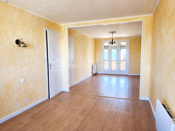 En exclusivité, nous sommes heureuses de vous présenter cette nouvelle opportunité immobilière.
Nous serons ravies de vous accompagner dans la découverte de ce bien et de répondre à toutes vos questions.
📞 Noëmie : 07 65 63 45 43
📞 Mélanie : 06 84 46 86 38

Et si votre futur chez-vous était celui que vous imaginiez entièrement à votre goût ?

Située à Boën-sur-Lignon, cette maison mitoyenne d'un côté, d'environ 102 m² habitables de plain-pied, implantée sur une parcelle de 1 238 m², séduira les acquéreurs en quête d'espace, de potentiel et d'un projet de rénovation leur permettant de créer un intérieur qui leur ressemble.

L'ensemble de la partie habitable est réparti sur un seul niveau, offrant un confort de vie particulièrement appréciable au quotidien.

Dès l'entrée, vous découvrirez une agréable véranda, véritable pièce de transition baignée de lumière, qui dessert une cuisine indépendante, un salon/séjour, deux chambres, une salle de bains et un WC séparé.

Besoin d'une chambre supplémentaire ? La configuration actuelle permet d'envisager facilement la création d'une troisième chambre en réaménageant une partie du séjour.

Autre véritable atout de cette maison : ses combles d'environ 84 m² au sol, dont près de 30 m² habitables peuvent être aménagés. Une belle opportunité pour créer une suite parentale, un bureau, une salle de jeux, un espace dédié au télétravail ou tout simplement agrandir la surface habitable selon vos envies.

En rez-de-chaussée, le sous-sol complet d'environ 100 m² constitue un véritable plus. Garage, atelier, stockage, cave, espace bricolage ou activité artisanale... chacun pourra l'adapter à ses besoins.

À l'extérieur, la parcelle de 1 238 m² offre de belles possibilités pour profiter des beaux jours, créer un potager, aménager un espace détente ou encore laisser les enfants jouer en toute tranquillité.

Côté technique :
✔ Toiture et charpente refaites en 2010 ;
✔ Raccordement au tout-à-l'égout ;
✔ Portail électrique ;
✔ Menuiseries en double vitrage PVC.

Des travaux de rénovation sont à prévoir (isolation, électricité, modernisation de la cuisine et de la salle de bains ainsi qu'un rafraîchissement général), mais ils permettront de révéler tout le potentiel de cette maison et d'en faire un lieu de vie confortable, chaleureux et entièrement à votre image.

Cette maison s'adresse aussi bien à un jeune couple, une famille, un artisan ou toute personne souhaitant investir dans un bien offrant de nombreuses possibilités d'évolution.

Si vous recherchez une maison à personnaliser plutôt qu'une maison standard, celle-ci mérite toute votre attention. Venez la découvrir et laissez parler votre imagination !
