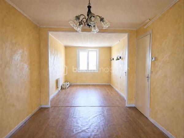 En exclusivité, nous sommes heureuses de vous présenter cette nouvelle opportunité immobilière.
Nous serons ravies de vous accompagner dans la découverte de ce bien et de répondre à toutes vos questions.
📞 Noëmie : 07 65 63 45 43
📞 Mélanie : 06 84 46 86 38

Et si votre futur chez-vous était celui que vous imaginiez entièrement à votre goût ?

Située à Boën-sur-Lignon, cette maison mitoyenne d'un côté, d'environ 102 m² habitables de plain-pied, implantée sur une parcelle de 1 238 m², séduira les acquéreurs en quête d'espace, de potentiel et d'un projet de rénovation leur permettant de créer un intérieur qui leur ressemble.

L'ensemble de la partie habitable est réparti sur un seul niveau, offrant un confort de vie particulièrement appréciable au quotidien.

Dès l'entrée, vous découvrirez une agréable véranda, véritable pièce de transition baignée de lumière, qui dessert une cuisine indépendante, un salon/séjour, deux chambres, une salle de bains et un WC séparé.

Besoin d'une chambre supplémentaire ? La configuration actuelle permet d'envisager facilement la création d'une troisième chambre en réaménageant une partie du séjour.

Autre véritable atout de cette maison : ses combles d'environ 84 m² au sol, dont près de 30 m² habitables peuvent être aménagés. Une belle opportunité pour créer une suite parentale, un bureau, une salle de jeux, un espace dédié au télétravail ou tout simplement agrandir la surface habitable selon vos envies.

En rez-de-chaussée, le sous-sol complet d'environ 100 m² constitue un véritable plus. Garage, atelier, stockage, cave, espace bricolage ou activité artisanale... chacun pourra l'adapter à ses besoins.

À l'extérieur, la parcelle de 1 238 m² offre de belles possibilités pour profiter des beaux jours, créer un potager, aménager un espace détente ou encore laisser les enfants jouer en toute tranquillité.

Côté technique :
✔ Toiture et charpente refaites en 2010 ;
✔ Raccordement au tout-à-l'égout ;
✔ Portail électrique ;
✔ Menuiseries en double vitrage PVC.

Des travaux de rénovation sont à prévoir (isolation, électricité, modernisation de la cuisine et de la salle de bains ainsi qu'un rafraîchissement général), mais ils permettront de révéler tout le potentiel de cette maison et d'en faire un lieu de vie confortable, chaleureux et entièrement à votre image.

Cette maison s'adresse aussi bien à un jeune couple, une famille, un artisan ou toute personne souhaitant investir dans un bien offrant de nombreuses possibilités d'évolution.

Si vous recherchez une maison à personnaliser plutôt qu'une maison standard, celle-ci mérite toute votre attention. Venez la découvrir et laissez parler votre imagination !