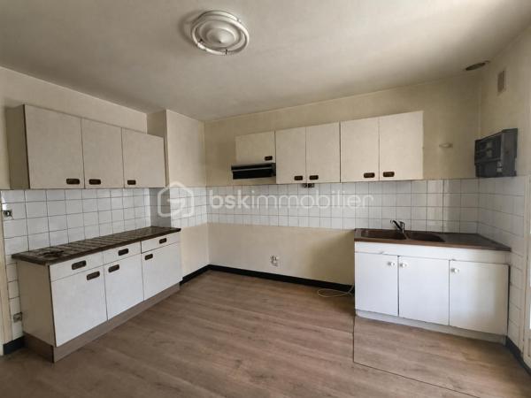 En exclusivité, nous sommes heureuses de vous présenter cette nouvelle opportunité immobilière.
Nous serons ravies de vous accompagner dans la découverte de ce bien et de répondre à toutes vos questions.
📞 Noëmie : 07 65 63 45 43
📞 Mélanie : 06 84 46 86 38

Et si votre futur chez-vous était celui que vous imaginiez entièrement à votre goût ?

Située à Boën-sur-Lignon, cette maison mitoyenne d'un côté, d'environ 102 m² habitables de plain-pied, implantée sur une parcelle de 1 238 m², séduira les acquéreurs en quête d'espace, de potentiel et d'un projet de rénovation leur permettant de créer un intérieur qui leur ressemble.

L'ensemble de la partie habitable est réparti sur un seul niveau, offrant un confort de vie particulièrement appréciable au quotidien.

Dès l'entrée, vous découvrirez une agréable véranda, véritable pièce de transition baignée de lumière, qui dessert une cuisine indépendante, un salon/séjour, deux chambres, une salle de bains et un WC séparé.

Besoin d'une chambre supplémentaire ? La configuration actuelle permet d'envisager facilement la création d'une troisième chambre en réaménageant une partie du séjour.

Autre véritable atout de cette maison : ses combles d'environ 84 m² au sol, dont près de 30 m² habitables peuvent être aménagés. Une belle opportunité pour créer une suite parentale, un bureau, une salle de jeux, un espace dédié au télétravail ou tout simplement agrandir la surface habitable selon vos envies.

En rez-de-chaussée, le sous-sol complet d'environ 100 m² constitue un véritable plus. Garage, atelier, stockage, cave, espace bricolage ou activité artisanale... chacun pourra l'adapter à ses besoins.

À l'extérieur, la parcelle de 1 238 m² offre de belles possibilités pour profiter des beaux jours, créer un potager, aménager un espace détente ou encore laisser les enfants jouer en toute tranquillité.

Côté technique :
✔ Toiture et charpente refaites en 2010 ;
✔ Raccordement au tout-à-l'égout ;
✔ Portail électrique ;
✔ Menuiseries en double vitrage PVC.

Des travaux de rénovation sont à prévoir (isolation, électricité, modernisation de la cuisine et de la salle de bains ainsi qu'un rafraîchissement général), mais ils permettront de révéler tout le potentiel de cette maison et d'en faire un lieu de vie confortable, chaleureux et entièrement à votre image.

Cette maison s'adresse aussi bien à un jeune couple, une famille, un artisan ou toute personne souhaitant investir dans un bien offrant de nombreuses possibilités d'évolution.

Si vous recherchez une maison à personnaliser plutôt qu'une maison standard, celle-ci mérite toute votre attention. Venez la découvrir et laissez parler votre imagination !