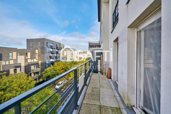 Appartement 4 pièces 3 chambres de 80 m2 avec terrasse de 13 m2 un balcon de 8 m2 et place de parking au sous sol