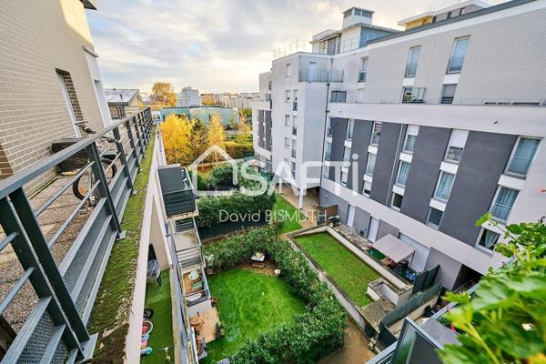 Appartement 4 pièces 3 chambres de 80 m2 avec terrasse de 13 m2 un balcon de 8 m2 et place de parking au sous sol