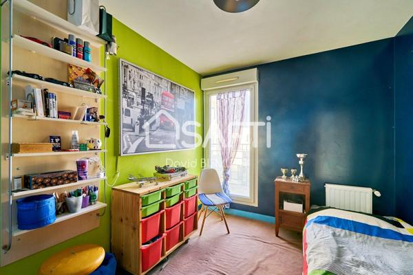 Appartement 4 pièces 3 chambres de 80 m2 avec terrasse de 13 m2 un balcon de 8 m2 et place de parking au sous sol