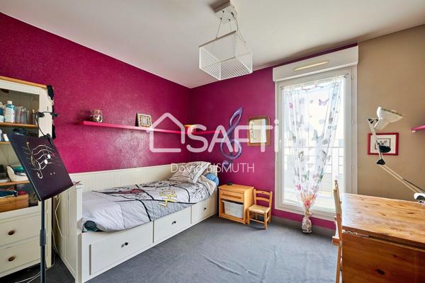 Appartement 4 pièces 3 chambres de 80 m2 avec terrasse de 13 m2 un balcon de 8 m2 et place de parking au sous sol