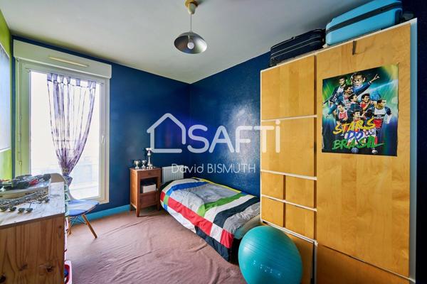 Appartement 4 pièces 3 chambres de 80 m2 avec terrasse de 13 m2 un balcon de 8 m2 et place de parking au sous sol