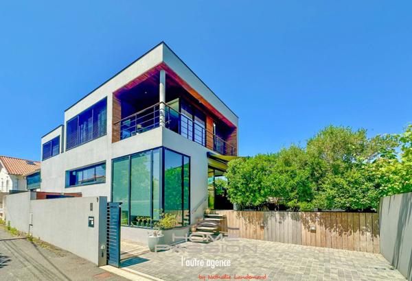 VAUX/MER/PONTAILLAC  VILLA CONTEMPORAINE AVEC APERCU MER
