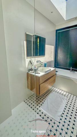 VAUX/MER/PONTAILLAC  VILLA CONTEMPORAINE AVEC APERCU MER