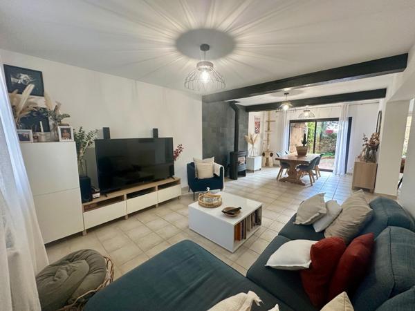 Maison de ville entièrement rénovée d'environ 150m² avec garage et cours intérieure.