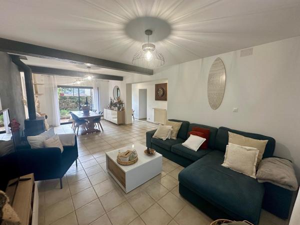 Maison de ville entièrement rénovée d'environ 150m² avec garage et cours intérieure.