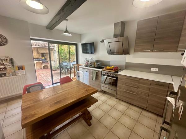 Maison de ville entièrement rénovée d'environ 150m² avec garage et cours intérieure.