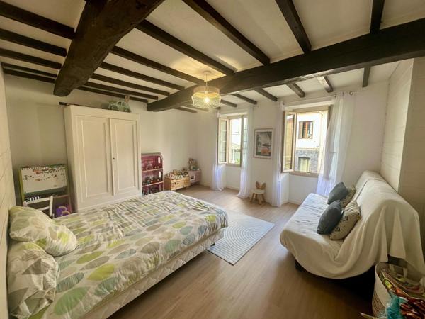 Maison de ville entièrement rénovée d'environ 150m² avec garage et cours intérieure.