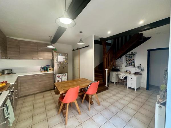 Maison de ville entièrement rénovée d'environ 150m² avec garage et cours intérieure.