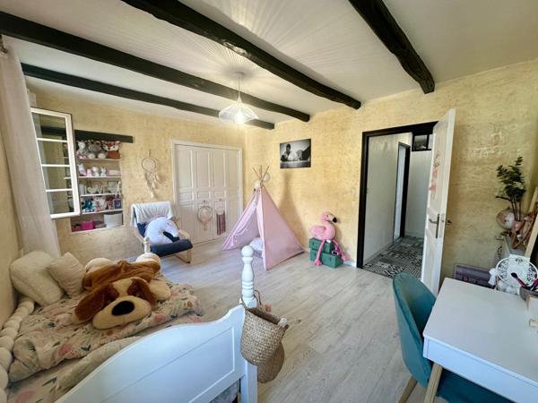 Maison de ville entièrement rénovée d'environ 150m² avec garage et cours intérieure.