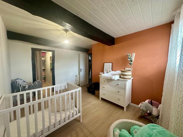 Maison de ville entièrement rénovée d'environ 150m² avec garage et cours intérieure.