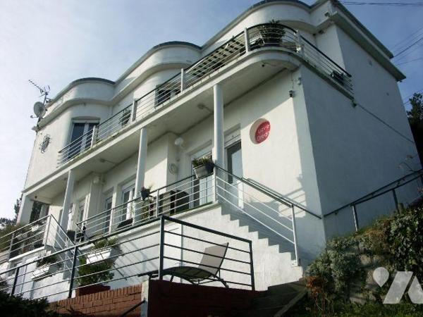 Propriété située sur les falaises, offrant une vue dégagée sur la mer, exploitée en activité de...