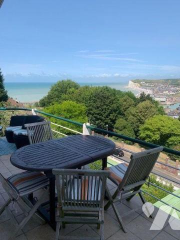 Propriété située sur les falaises, offrant une vue dégagée sur la mer, exploitée en activité de...