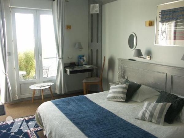 Propriété située sur les falaises, offrant une vue dégagée sur la mer, exploitée en activité de...