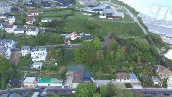 Propriété située sur les falaises, offrant une vue dégagée sur la mer, exploitée en activité de...