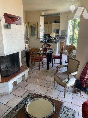 Propriété située sur les falaises, offrant une vue dégagée sur la mer, exploitée en activité de...