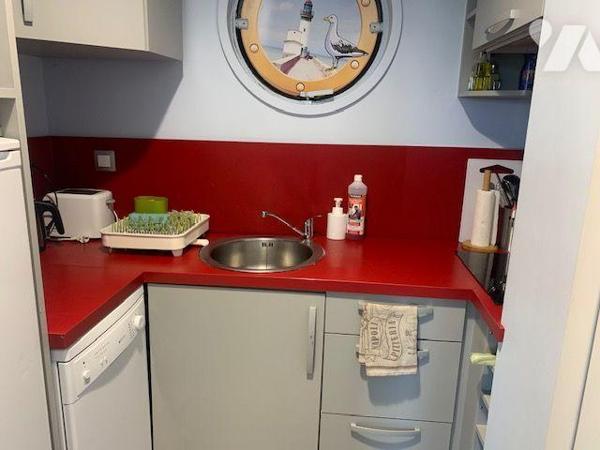 Propriété située sur les falaises, offrant une vue dégagée sur la mer, exploitée en activité de...