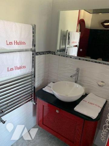 Propriété située sur les falaises, offrant une vue dégagée sur la mer, exploitée en activité de...