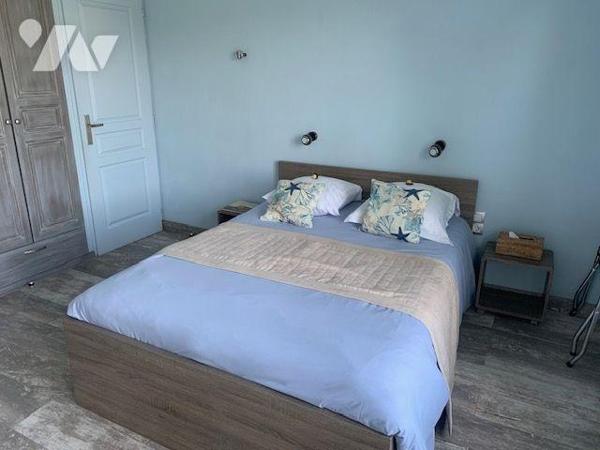 Propriété située sur les falaises, offrant une vue dégagée sur la mer, exploitée en activité de...