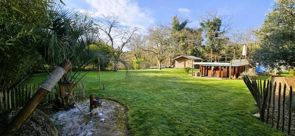 Maison familiale avec grand jardin et piscine à Mouleydier (24)