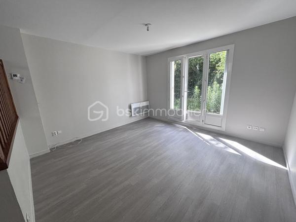 Maison mitoyenne située dans le quartier de Montjoyeux à Tours, offrant 82 m² habitables répartis sur trois niveaux. Fonctionnelle et lumineuse, elle dispose de trois chambres, d'un garage et d'un agréable jardin arboré d'environ 150 m², idéal pour profiter des beaux jours en famille.

La maison a bénéficié de nombreux travaux récents : peintures refaites, sols remplacés, radiateurs changés, démoussage de la toiture et ravalement de façade. Autant d'améliorations qui permettent d'emménager sereinement sans avoir à prévoir de gros travaux.

Située à proximité des écoles, commerces et transports, cette maison constitue une belle opportunité pour une famille ou un primo-accédant à la recherche d'un bien entretenu dans un secteur apprécié de Tours Sud.