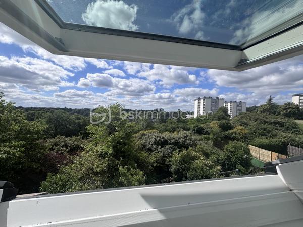 Maison mitoyenne située dans le quartier de Montjoyeux à Tours, offrant 82 m² habitables répartis sur trois niveaux. Fonctionnelle et lumineuse, elle dispose de trois chambres, d'un garage et d'un agréable jardin arboré d'environ 150 m², idéal pour profiter des beaux jours en famille.

La maison a bénéficié de nombreux travaux récents : peintures refaites, sols remplacés, radiateurs changés, démoussage de la toiture et ravalement de façade. Autant d'améliorations qui permettent d'emménager sereinement sans avoir à prévoir de gros travaux.

Située à proximité des écoles, commerces et transports, cette maison constitue une belle opportunité pour une famille ou un primo-accédant à la recherche d'un bien entretenu dans un secteur apprécié de Tours Sud.